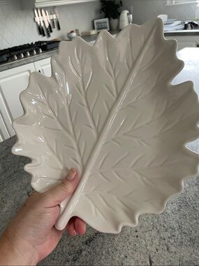 Leaf-Shaped Ceramic Serving Platter in Cream - Home Dining Serveware